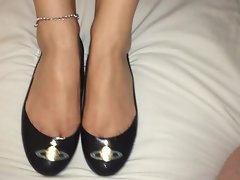 Shoejob and cum on her flat black shoes