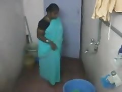 desi- south indian aunty bathing
