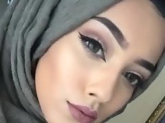 Sexy Beautiful Hijabi Pouting