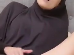 Arab Women From London Rubbing Her Pussy Trying To Cum