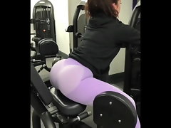 Killer brunette ass working out at the gym !